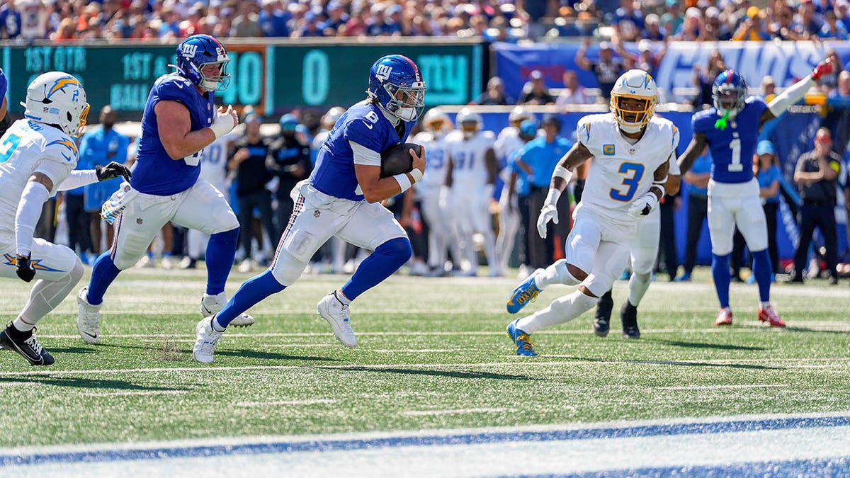 Jaxson Dart finds the end zone