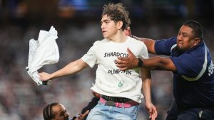 2 field invaders cause stir during Yankees’ ALDS Game 3 win over Blue Jays