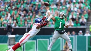 Kayvon Thibodeaux chases down Jalen Hurts