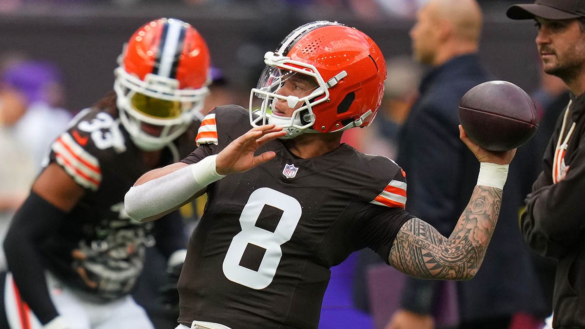 Dillon Gabriel throws the ball