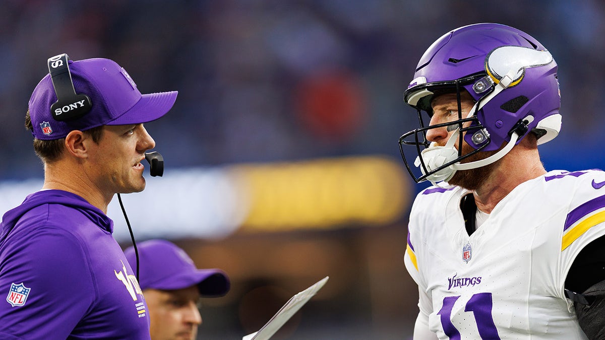 Kevin O'Connell interacts with Carson Wentz